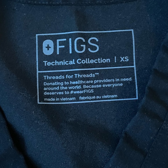 Figs one-pocket scrub top in black (XS) - Picture 2 of 2